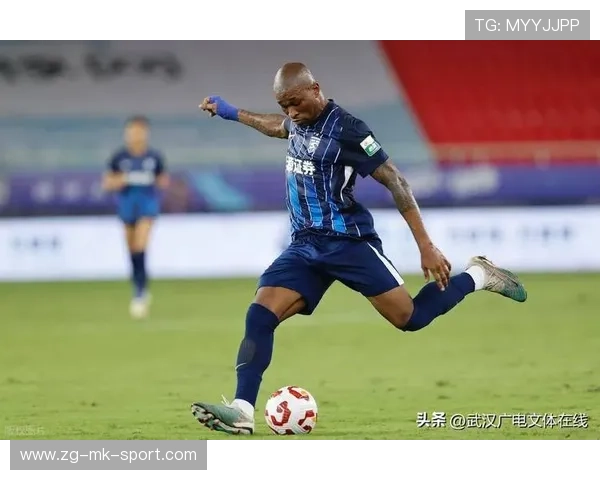 武汉三镇外线起速极快，带球方式非常流畅